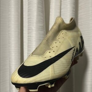 Nike Cream and Black Athletic Soccer Shoes with Textured Upper